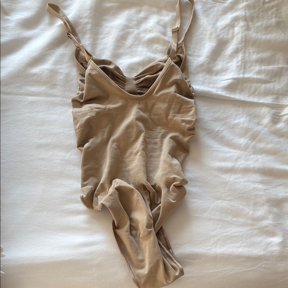 SKIMS SEAMLESS SCULPT BRIEF BODYSUIT IN CLAY SIZE MEDIUM - brand new 
Never worn - Picture 5 of 6